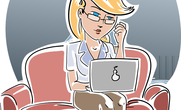 femme canapé ordinateur lunettes