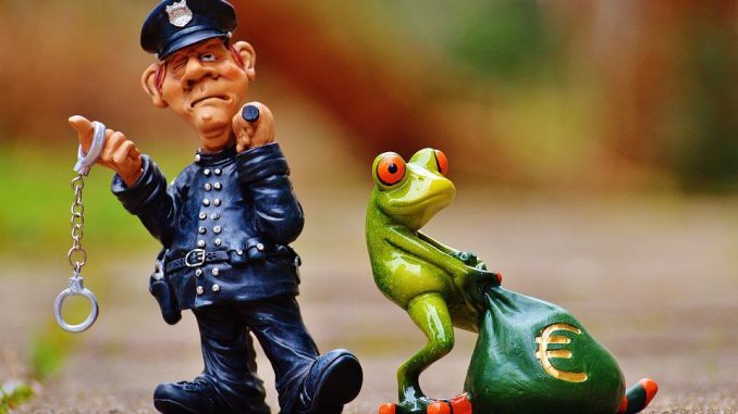 figurine policier grenouille sac d'argent