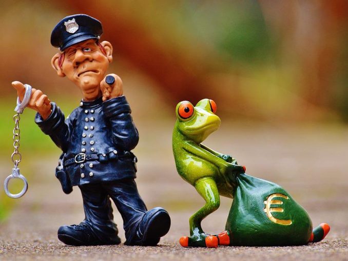 figurine policier grenouille sac d'argent
