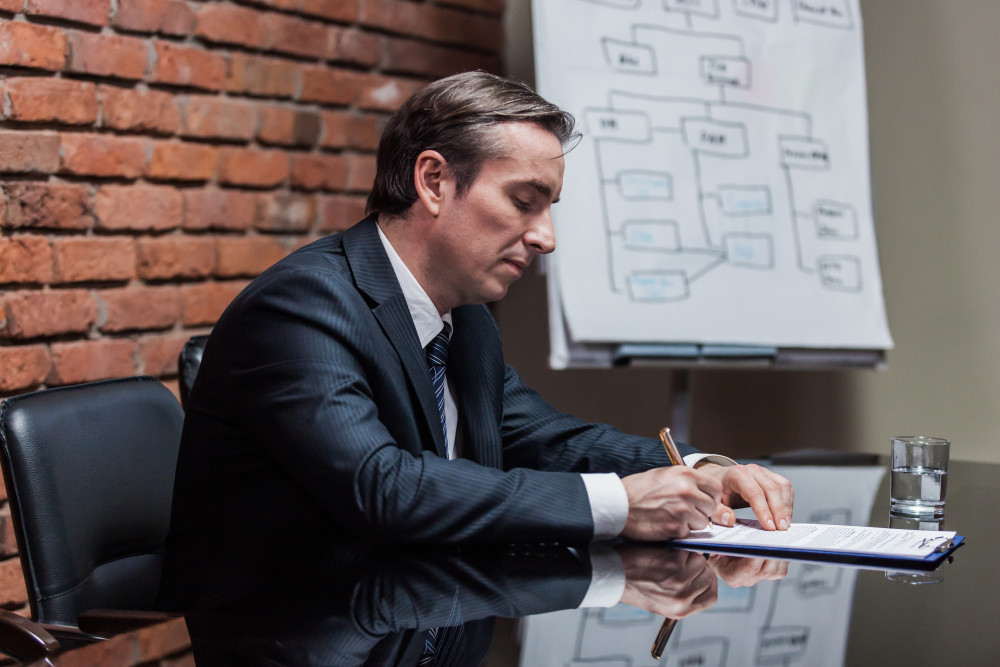 Caractéristiques et qualifications du contrat de travail : un guide complet