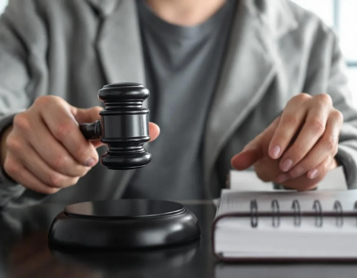 Débarras de maison : Cadre juridique et contrats types pour une prestation sécurisée